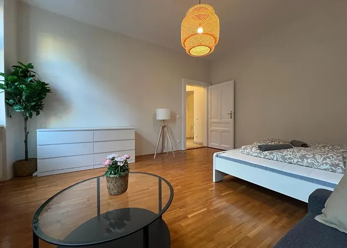 90 M2 Spacious With Free Parking Apartment